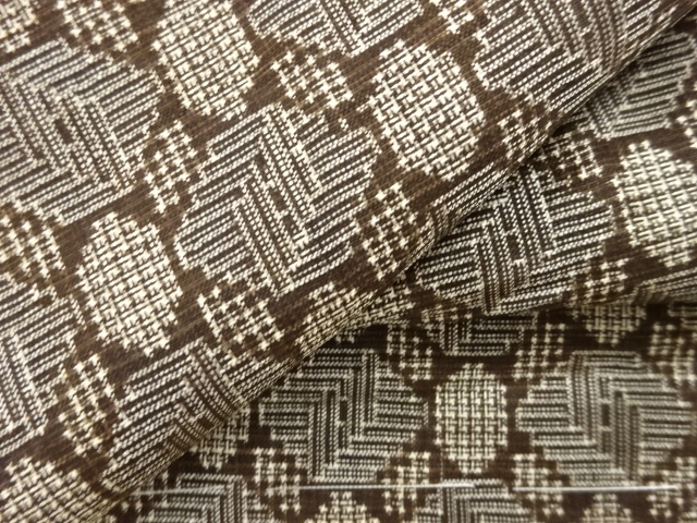  大正ロマン　幾何学模様織出し本場泥大島紬着物（割り込み絣）